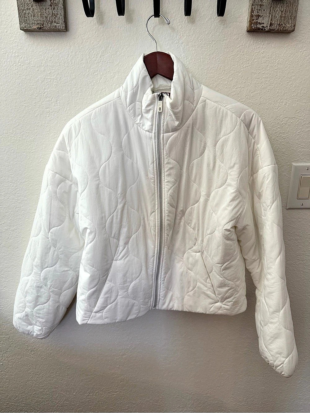 Avalanche Quilted Puffer Jacket in White Size Small Like New